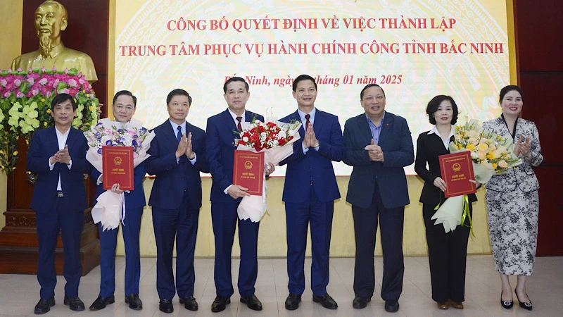 Lãnh đạo tỉnh Bắc Ninh trao Quyết định và chúc mừng Ban Giám đốc Trung tâm Phục vụ hành chính công tỉnh.