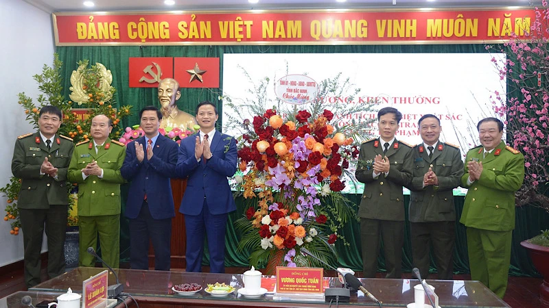 Lãnh đạo tỉnh Bắc Ninh tặng hoa, chúc mừng chiến công đặc biệt xuất sắc của cán bộ, chiến sĩ công an tỉnh.