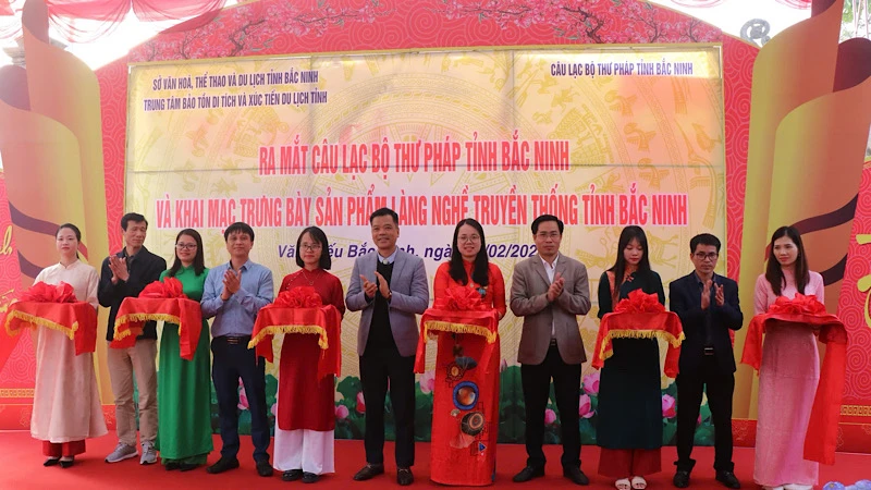 Các đại biểu cắt băng khai mạc trưng bày di sản văn hóa nghề thủ công truyền thống tỉnh.