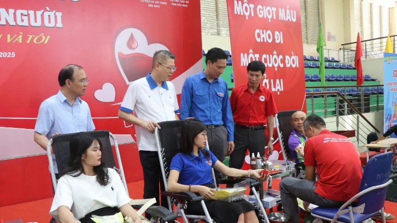 Các đại biểu thăm hỏi, biểu dương các đoàn viên, thanh niên tham gia hiến máu.