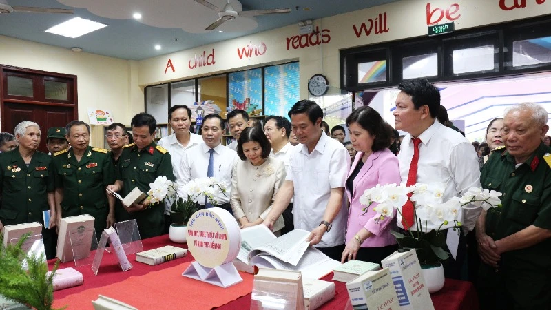 Các đại biểu tham quan không gian trưng bày.