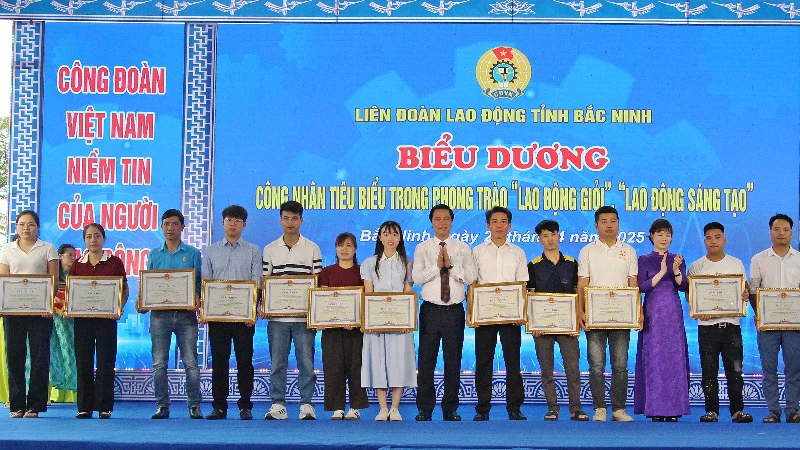 Lãnh đạo tỉnh Bắc Ninh cùng đại diện Tổng Liên đoàn Lao động Việt Nam trao Bằng khen tặng công nhân tiêu biểu trong phong trào thi đua “Lao động giỏi, lao động sáng tạo”.