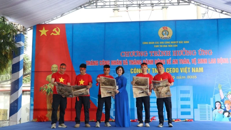 Phụ san đặc biệt kỷ niệm 50 năm Ngày Giải phóng miền nam, thống nhất đất nước của Báo Nhân Dân đến với công nhân, người lao động Bắc Ninh.