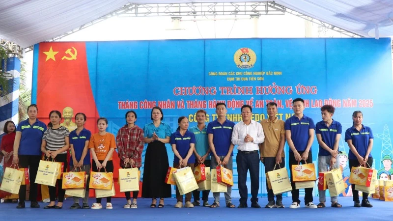 Lãnh đạo Liên đoàn lao động tỉnh và Ban Quản lý Khu công nghiệp Bắc Ninh trao quà hỗ trợ đoàn viên, người lao động có hoàn cảnh khó khăn.