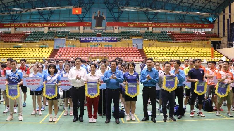Ban tổ chức trao cờ lưu niệm tặng các đoàn vận động viên.