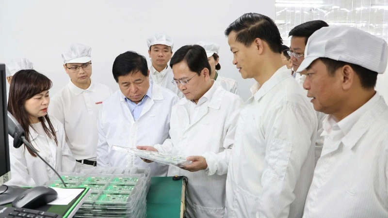 Phó Thủ tướng Nguyễn Chí Dũng cùng lãnh đạo tỉnh Bắc Ninh đến thăm, làm việc với Công ty cổ phần sản xuất gia công và xuất nhập khẩu Hanel (Hanel PT) tại Khu công nghiệp Tiên Sơn, tỉnh Bắc Ninh. 