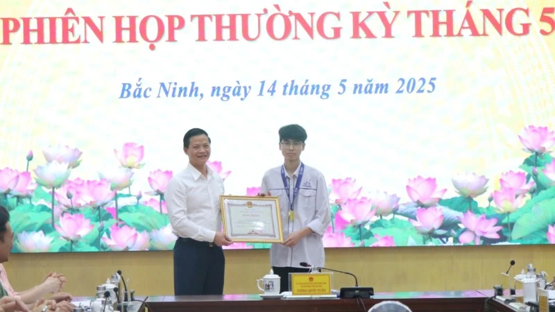 Chủ tịch Ủy ban nhân dân tỉnh Bắc Ninh Vương Quốc Tuấn trao Bằng khen tặng em Nguyễn Công Vinh, đoạt Huy chương Vàng tại cuộc thi Olympic Vật lý châu Á (APhO) năm 2025.