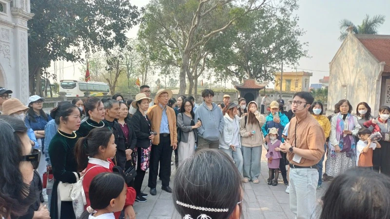Hướng dẫn viên của Bảo tàng và Xúc tiến du lịch Bắc Ninh giới thiệu lịch sử, văn hóa tại tour 4.