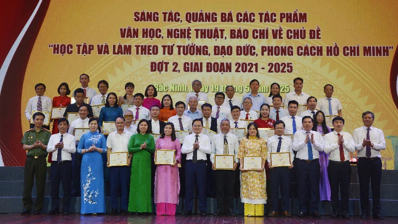 Lãnh đạo tỉnh Bắc Ninh chụp ảnh lưu niệm cùng các tập thể, cá nhân có tác phẩm đạt giải về chủ đề “Học tập và làm theo tư tưởng, đạo đức, phong cách Hồ Chí Minh”.