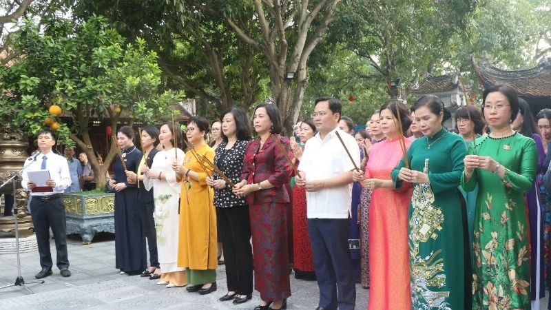 Phó Chủ tịch Quốc hội Nguyễn Thị Thanh và các đại biểu làm lễ dâng hương tại Đền Đô. 