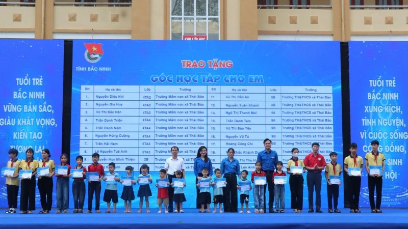 Ban Tổ chức trao "Góc học tập cho em" tặng các em thiếu nhi huyện Gia Bình.