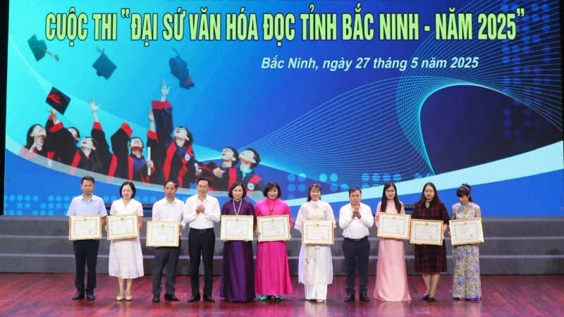 Ban Tổ chức trao Bằng khen tặng các tập thể đã có thành tích xuất sắc tham gia cuộc thi. 
