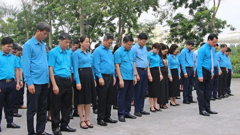 Đoàn đại biểu của Tổng Liên đoàn Lao động Việt Nam thành kính tưởng niệm đồng chí Hoàng Quốc Việt.