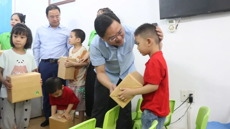 Bí thư Tỉnh ủy Bắc Ninh Nguyễn Anh Tuấn ân cần trao các phần quà tới tay các cháu nhỏ tại Trung tâm Hỗ trợ phát triển giáo dục hòa nhập cuộc sống mới.