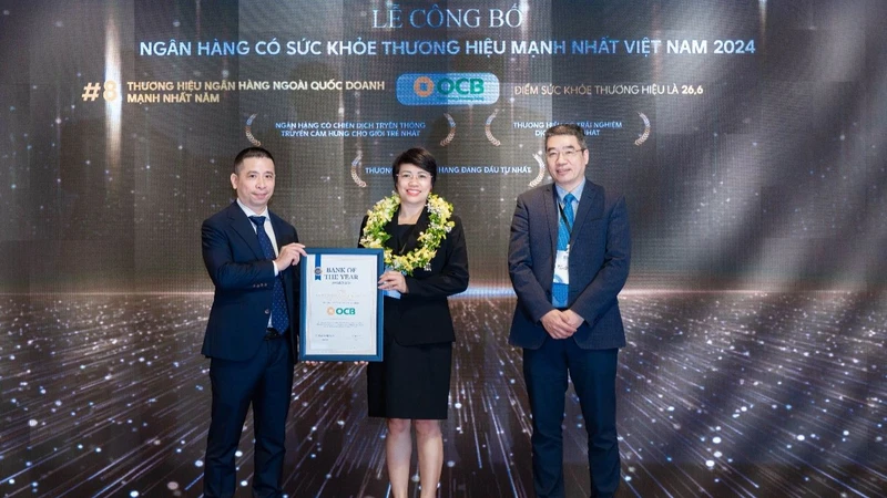 Đại diện OCB nhận giải thưởng từ Mibrand Việt Nam.