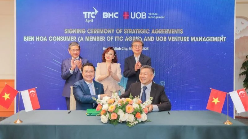 Ông Huỳnh Văn Pháp - Phó Chủ tịch Hội đồng quản trị Biên Hòa Consumer (Commercial Center) và ông Thng Tien Tat - Executive Director UOBVM ký kết thỏa thuận hợp tác chiến lược dưới sự chứng kiến của ông Pang Te Chang - Tổng lãnh sự Singapore (đứng bên trái), bà Đặng Huỳnh Ức My - Chủ tịch AgriS (đứng giữa) và ông Seah Kian Wee - CEO UOBVM (đứng bên phải).