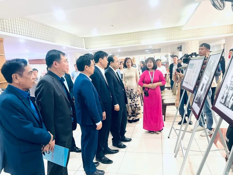 Các đại biểu tham quan trưng bày hình ảnh về chủ đề “Đề cương về Văn hóa Việt Nam - Những dấu ấn lịch sử”.