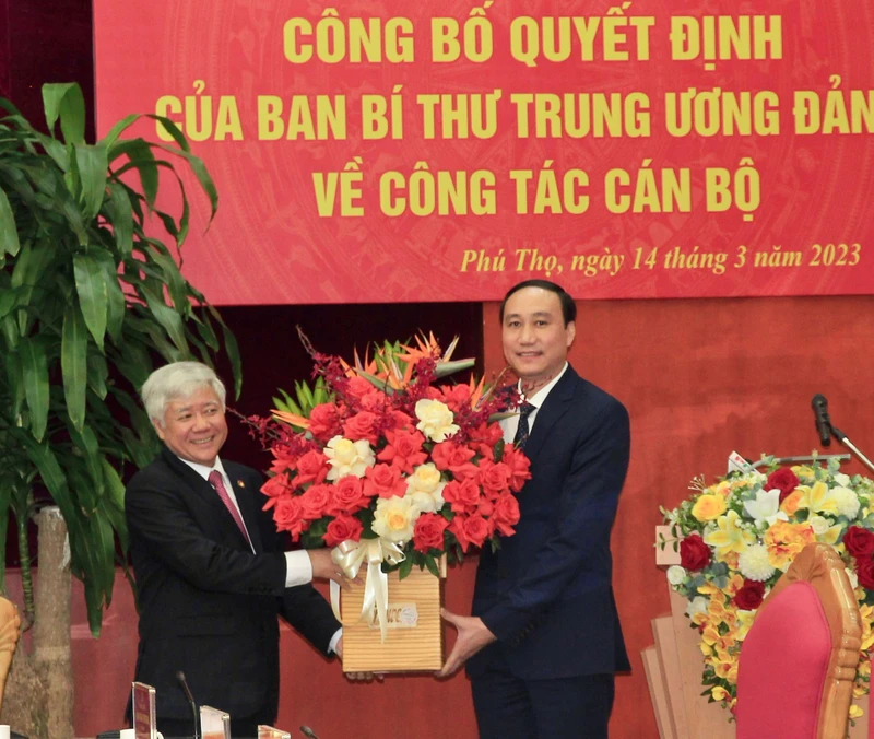 Bí thư Trung ương Đảng, Chủ tịch Ủy ban Trung ương Mặt trận Tổ quốc Việt Nam Đỗ Văn Chiến tặng hoa chúc mừng đồng chí Phùng Khánh Tài.