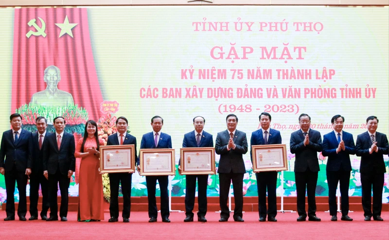 Bí thư Tỉnh ủy Phú Thọ trao tặng Huân chương Độc lập hạng Nhì cho các ban xây dựng Đảng và Văn phòng Tỉnh ủy.