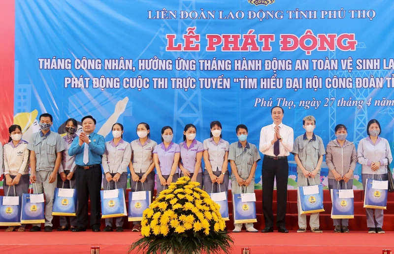 Lãnh đạo tỉnh Phú Thọ trao quà cho đoàn viên, công nhân lao động có hoàn cảnh khó khăn.