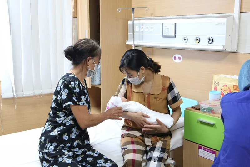 Gia đình chị N. vui mừng được đón cháu bé về chăm sóc.