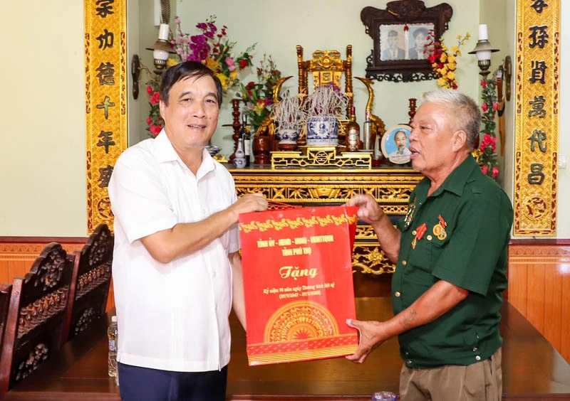 Bí thư Tỉnh ủy Phú Thọ Bùi Minh Châu thăm hỏi, tặng quà thương, bệnh binh huyện Thanh Thủy.