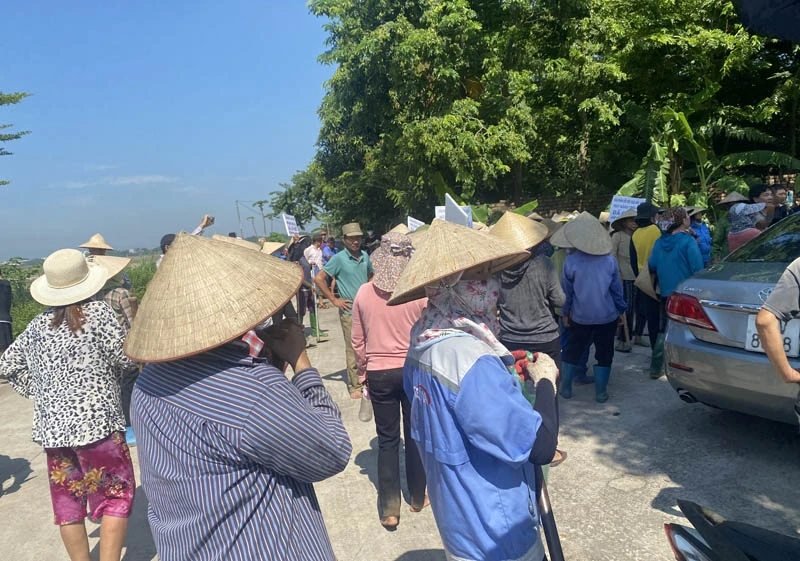 Nhiều người dân phường Minh Nông tụ tập ngăn cản đoàn công tác cắm mốc giới để bảo vệ tài nguyên khoáng sản.