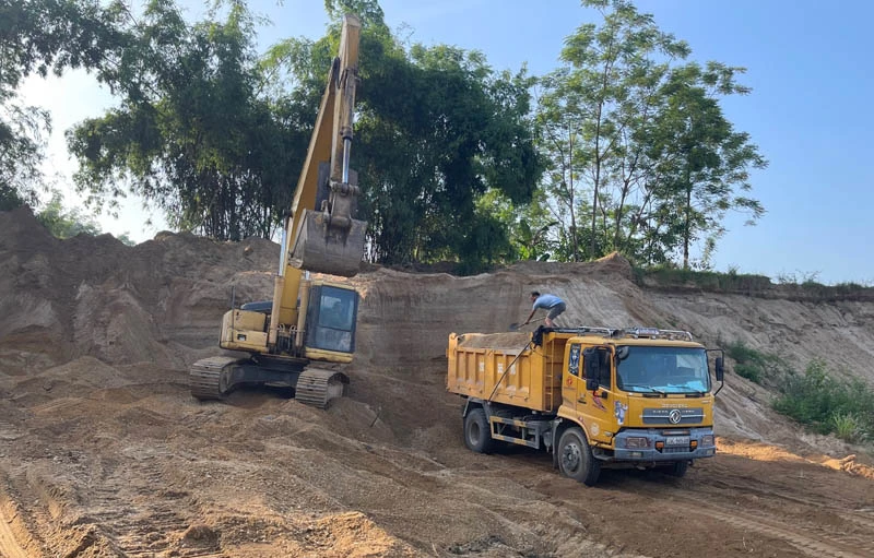 Ông Phạm Văn Tuyên tự ý tập kết máy móc để khai thác cát, sỏi trái phép tại khu Vĩnh Lại, xã Hùng Xuyên.