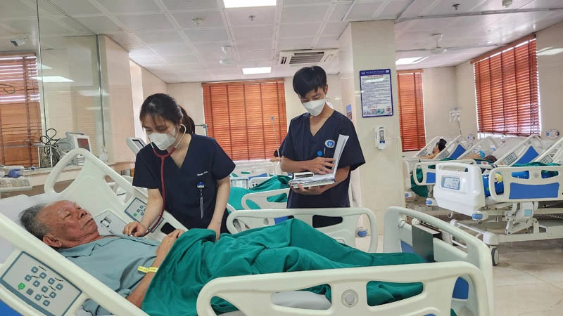 Điều trị, chăm sóc người bệnh đột quỵ tại Bệnh viện đa khoa tỉnh Phú Thọ.