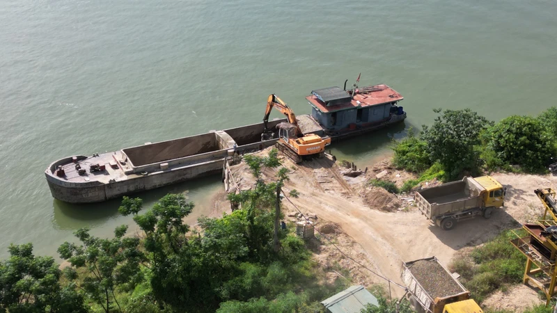Bến thủy nội địa của Công ty trách nhiệm hữu hạn Thường Xuyên, xã Hùng Lô, thành phố Việt trì, tỉnh Phú Thọ bị xử phạt do hết thời gian hoạt động.