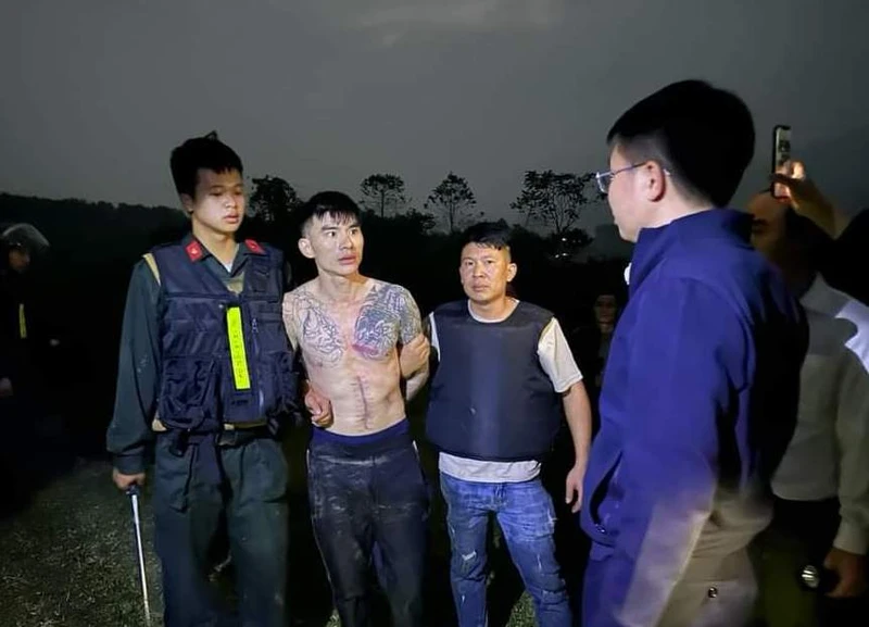 Đối tượng Lý Văn Vũ bị bắt giữ khi có hành vi dùng súng chống trả lực lượng Công an. (Ảnh: Công an Phú Thọ)