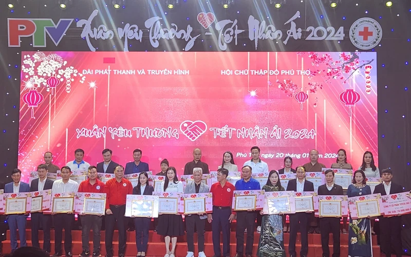 Các đơn vị, doanh nghiệp, nhà hảo tâm ủng hộ chương trình được gần 19 tỷ đồng hỗ trợ người nghèo, người có hoàn cảnh khó khăn trên địa bàn tỉnh.