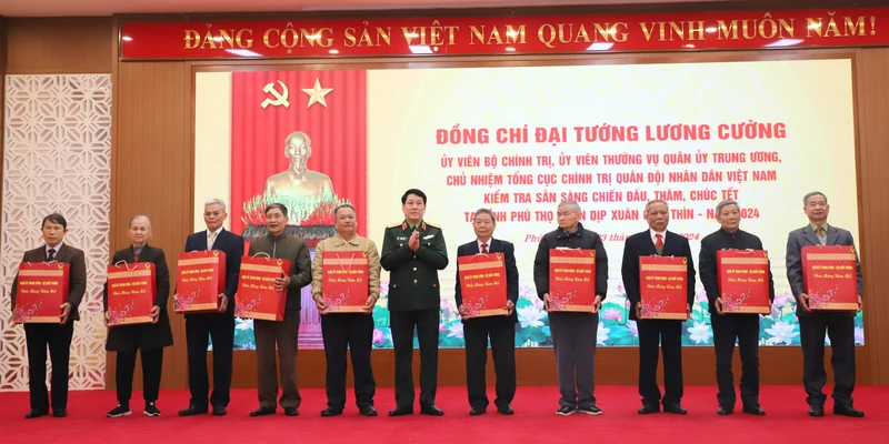 Đại tướng Lương Cường tặng quà cho các gia đình chính sách, người có công tiêu biểu trên địa bàn tỉnh.