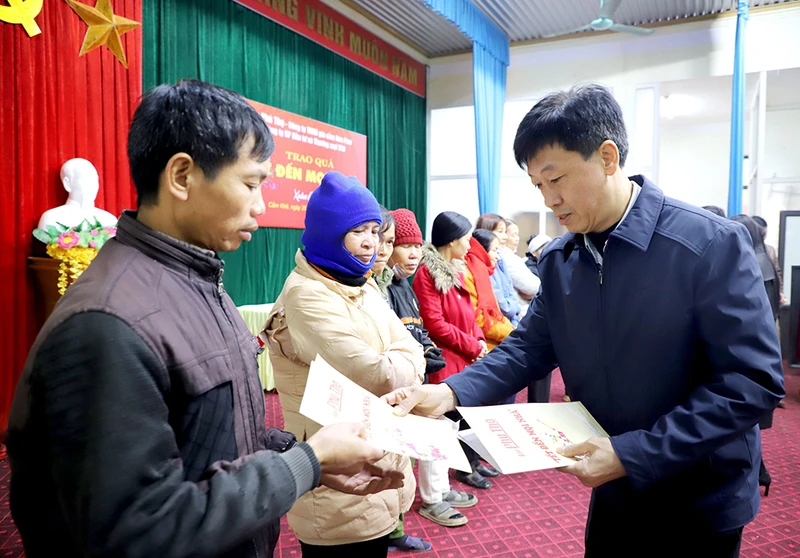 Lãnh đạo Báo Phú Thọ tặng quà Tết cho người nghèo, gia đình có hoàn cảnh khó khăn tại huyện Cẩm Khê.
