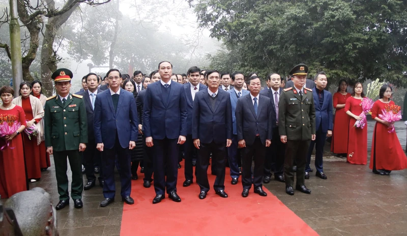 Lãnh đạo tỉnh Phú Thọ tề tựu đầy đủ trên đỉnh Nghĩa Lĩnh làm lễ dâng hương tưởng niệm các Vua Hùng.