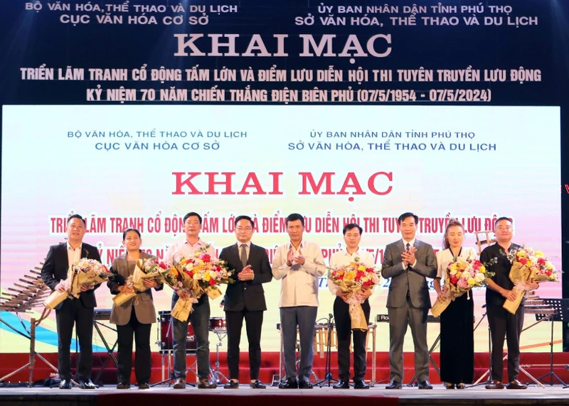 Ban Tổ chức tặng hoa cho các đơn vị tham dự chương trình.