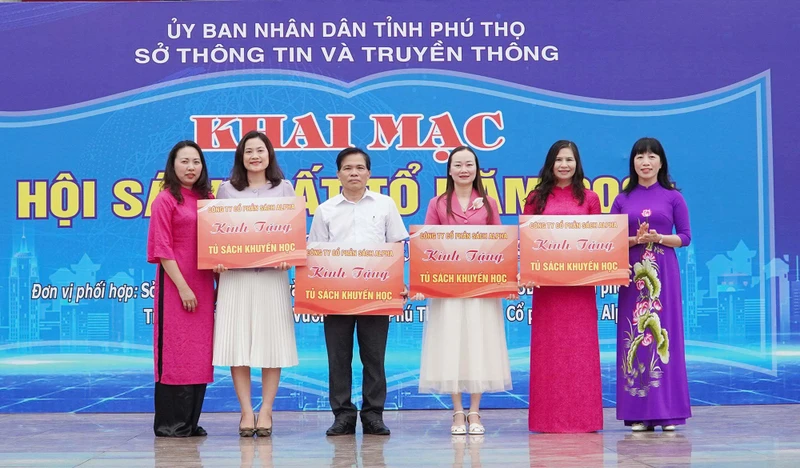 Ban Tổ chức trao tủ sách khuyến học cho các cơ sở giáo dục trên địa bàn tỉnh.