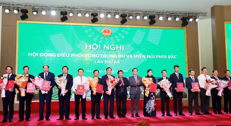 Phó Thủ tướng Trần Lưu Quang trao quyết định quy hoạch Vùng trung du miền núi phía bắc cho các địa phương trong Vùng.