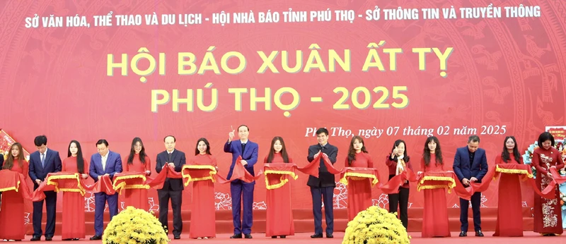 Các đại biểu cắt băng khai mạc Hội báo Xuân tỉnh Phú Thọ năm Ất Tỵ 2025.