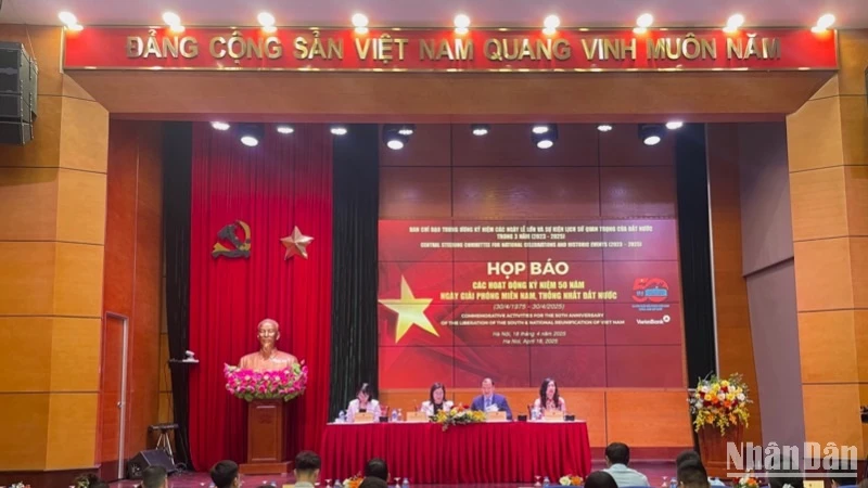 Quang cảnh buổi họp báo. 