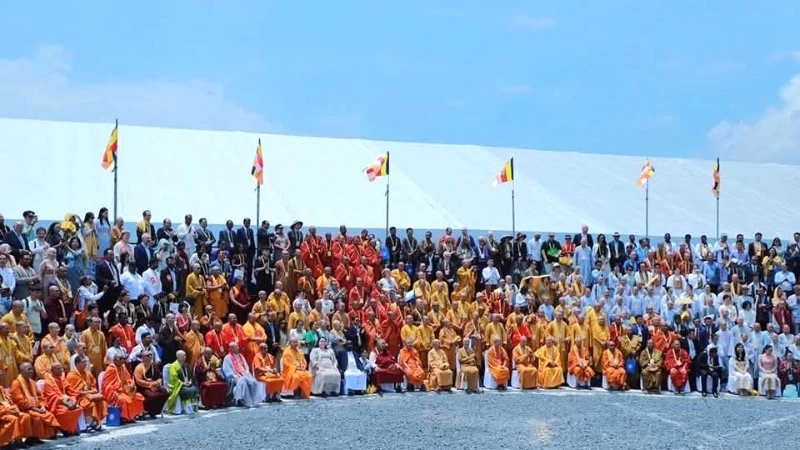 Các đại biểu tham dự Vesak 2025 chụp ảnh lưu niệm. (Ảnh: VESAK 2025)