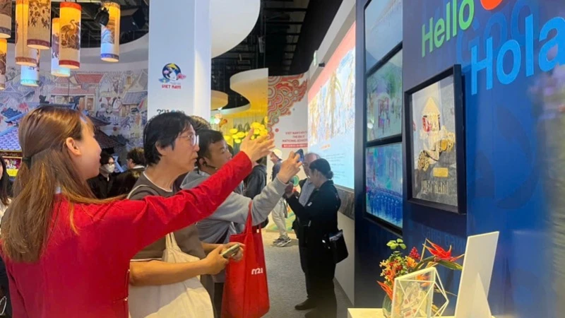 Khách tham quan không gian sản phẩm thủ công của Nhà Triển lãm Việt Nam tại EXPO 2025. (Ảnh: Cục Hợp tác quốc tế)