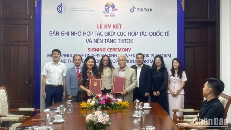 Quang cảnh lễ ký kết. 