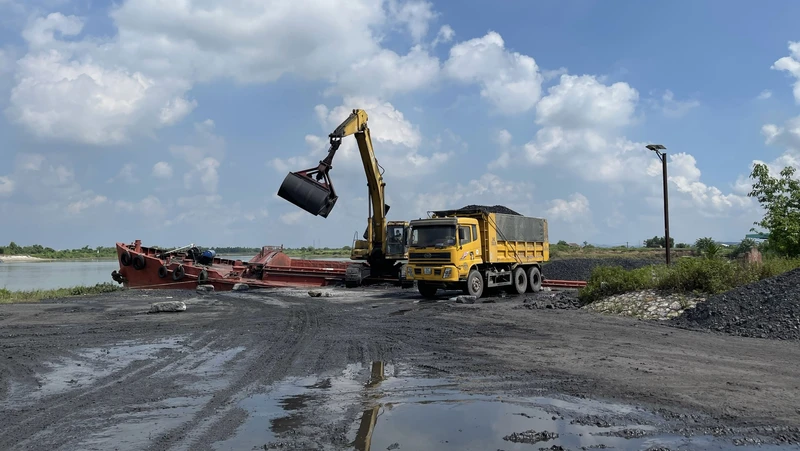 Một bến bãi xếp dỡ than đang hoạt động ở địa bàn huyện Nam Sách.