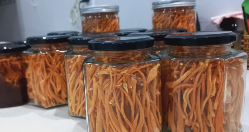 Các loại rượu không rõ nguồn gốc được nhiều người rao bán.