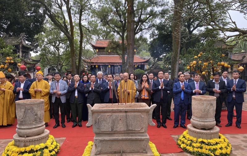Lãnh đạo tỉnh Hải Dương dâng hương tưởng niệm Đệ Tam Tổ Trúc Lâm Huyền Quang tôn giả tại sân chùa Côn Sơn.