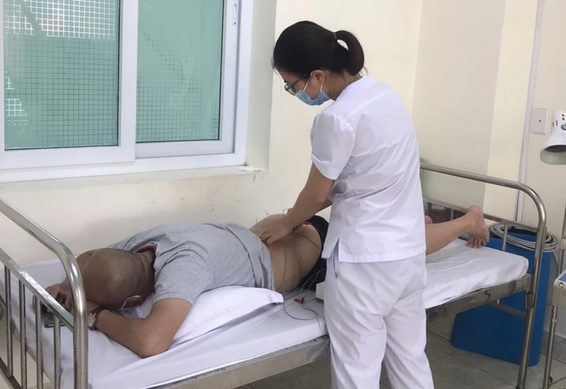 Chăm sóc người ngộ độc thực phẩm ở Trung tâm Y tế Hải Dương.