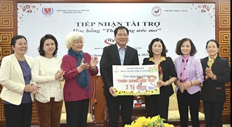 Đại diện nhà tài trợ trao 2 tỷ đồng dành cho chương trình học bổng “Thắp sáng ước mơ”