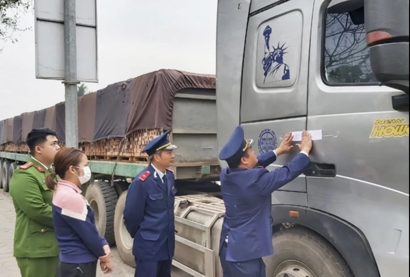 Thanh tra giao thông niêm phong phương tiện vi phạm và thực hiện cưỡng chế.