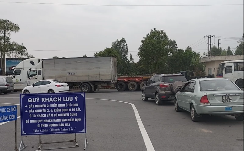 Ô-tô xếp hàng dài tại các trung tâm đăng kiểm ở Hải Dương.